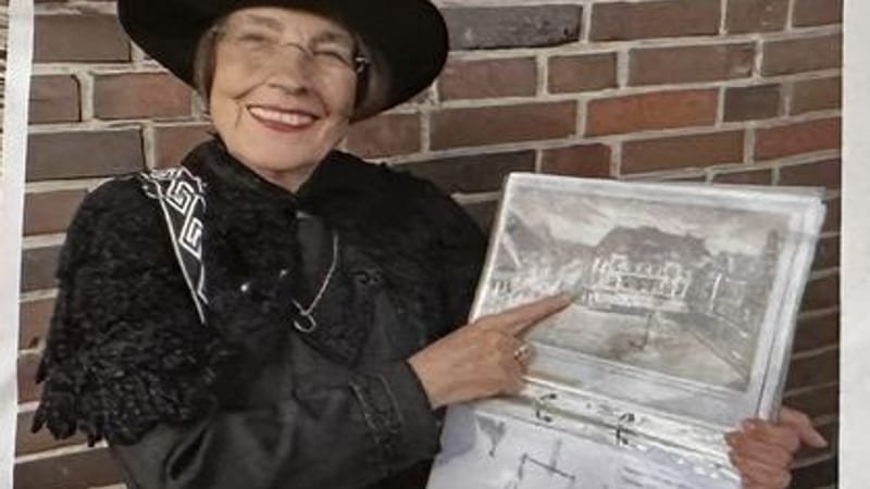 Renate Brings-Ortemba beim abendlichen Spaziergang durch Moers